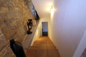 PáganosLaguardia -Casa Páganos E VI 0114的走廊上设有石墙和楼梯