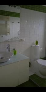 La PesaVivienda de uso turistico NEL的浴室配有白色卫生间和盥洗盆。