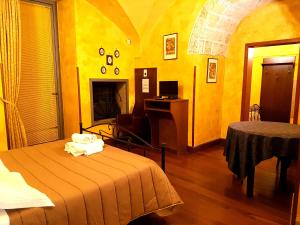 加拉蒂纳内尔特罗斯托里科酒店的一间卧室配有一张床和一张书桌