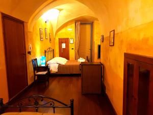 加拉蒂纳内尔特罗斯托里科酒店的一间带一张床和椅子的卧室