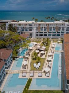 喀巴里特Presidential Suites Cabarete - Room Only的享有带游泳池和椅子的度假村的空中景致