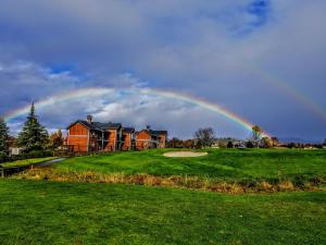 梅德福Resort at Eagle Point Golf Club Lodging的天上一排彩虹