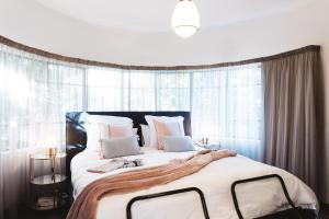 朗塞斯顿索司林恩度假屋的一间卧室设有一张大床和大窗户