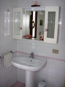 普埃尼亚戈B&B Nautilus的白色的浴室设有水槽和镜子