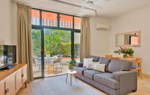 拜伦湾拜伦湾克莱斯特公寓式酒店的带沙发和大窗户的客厅