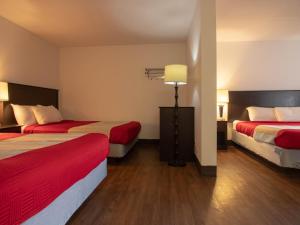 坎卢普斯坎卢普斯最佳经济及套房酒店 的酒店客房,设有两张床和一盏灯