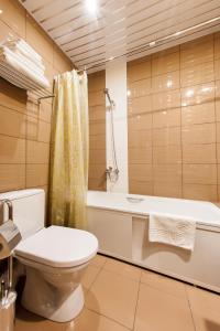 伊尔库茨克多罗格7号酒店的一间带卫生间和浴缸的浴室