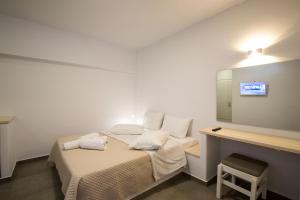 阿波罗尼亚Hotel Galini Sifnos的一间小卧室,配有一张床和镜子