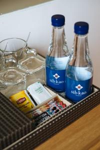 曼谷斯考酒店的抽屉上两瓶水