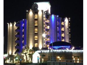 丰中Hotel ShaSha Toyonaka (Adult Only)的一座大建筑,晚上有蓝色的灯光
