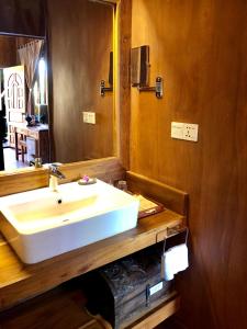 茵莱小屋精品酒店的一间浴室