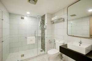汝来MTREE Hotel Nilai - KLIA Airport的一间带卫生间、水槽和镜子的浴室