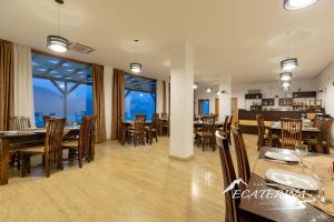 贝尔扎斯卡埃卡特里纳旅馆的用餐室设有桌椅和窗户。