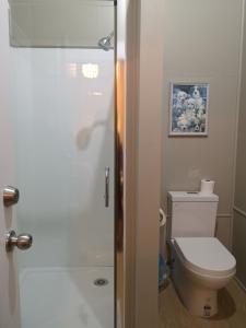怀希金十字酒店的一间带卫生间和玻璃淋浴间的浴室
