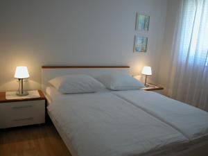 波尔月神公寓&客房旅馆的一间卧室配有一张床、两个床头柜和两盏灯。