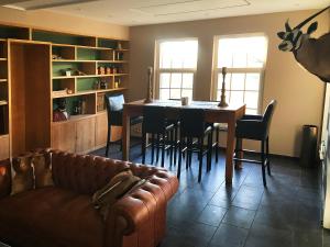 绍蒙－吉斯图Wengé Lodge的客厅配有沙发和桌椅