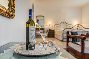 阿达玛斯Villa Notos的一瓶葡萄酒和一张桌子上的一杯