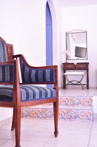 阿达玛斯Villa Notos的客房设有椅子和带镜子的书桌