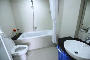 河内Granda Legend Apartment的浴室配有卫生间、盥洗盆和浴缸。