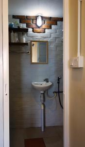 仙本那AE Semporna Guesthouse 极潜旅店的一间带水槽和镜子的浴室