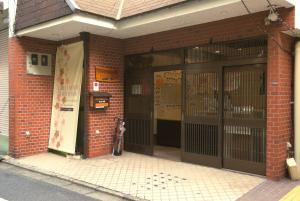 京都京都旅馆的砖砌的建筑,外面有狗门