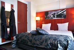 勒瑟尔弗莱彻酒店的一间卧室配有一张大床和红色床头板