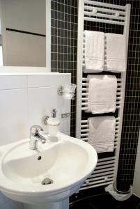 勒瑟尔弗莱彻酒店的浴室设有白色水槽和毛巾