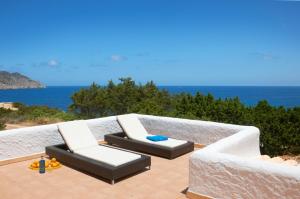 伊斯费古耶拉尔海滩阿雷纳多尔旅馆的俯瞰大海的天井上配有2把椅子和1张沙发