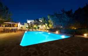 伊斯费古耶拉尔海滩阿雷纳多尔旅馆的后院的游泳池