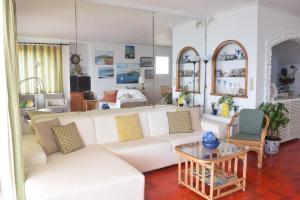 圣罗克Casa do Mar的客厅配有白色的沙发和桌子