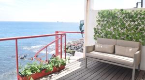 圣罗克Casa do Mar的阳台设有长凳,俯瞰着大海