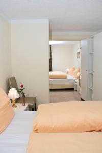 文西德尔Hotel Albergo Mamma Rosa的一间带两张床的卧室和一间带两张床的房间