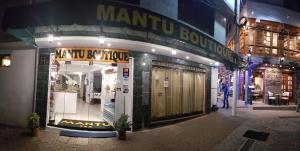 马丘比丘Mantu Boutique的一家男子广场精品店前的商店