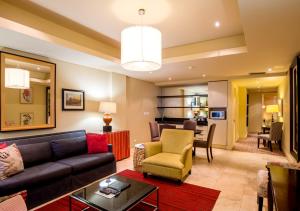 德班Royal Palm Hotel的客厅配有沙发和桌子
