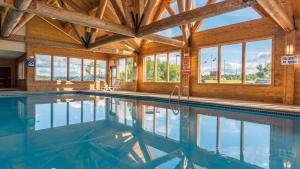 ElyGrand Ely Lodge的一座带木制天花板和窗户的室内泳池