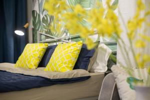 三亚三亚市三亚湾区·三亚湾旅游区·路客精品公寓·00164300的一张黄色和蓝色枕头的床