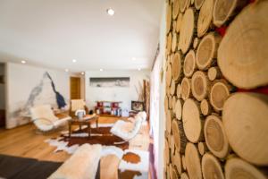 采尔马特卡萨德拉卢维塔酒店的客厅设有木墙