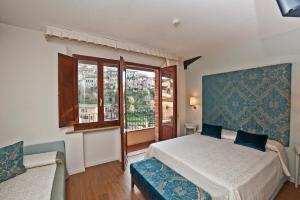 锡耶纳阿尔玛多莫斯酒店的一间卧室设有一张床和一个窗口
