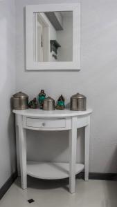 波兹南Marii Konopnickiej 20的一张带两个锅和镜子的白色桌子