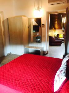 NemoliB&B Lanziani的一间卧室配有红色的床和红色毯子