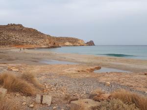 赛罗卡波斯Akti Rooms的海滩上拥有岩石海岸线和海洋