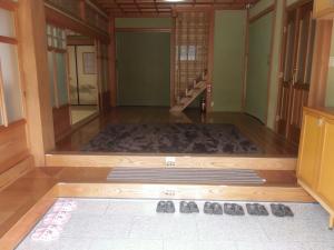 桑名市Minpaku Nagashima room2 / Vacation STAY 1036的一间铺有大地毯的客房