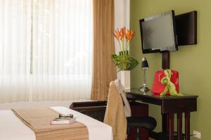 La Sabana Hotel Suites Apartments的电视和/或娱乐中心