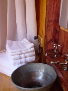 萨克雷克尔萨格奈卡罗佩里特酒店的一间带金属盥洗盆和毛巾的浴室
