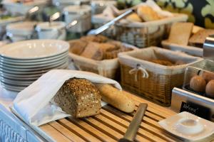 利贝雷茨派特罗恩城精品酒店的餐桌上摆放着面包和食物篮子