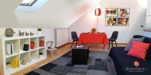 都灵Bonsai Apartment的客厅配有红色桌子和沙发
