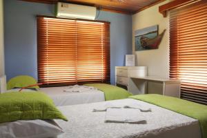 圣安德烈斯Escalona's place的一间卧室设有两张床、一张桌子和窗户。