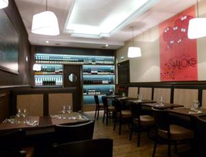 博韦维克多酒店的一间带桌椅的餐厅和一个酒窖