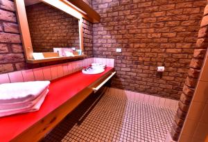 福林德斯弗林德斯湾汽车旅馆 的一间带水槽和砖墙的浴室