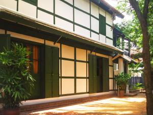 琅勃拉邦Maison Houng Chanh - Luang prabang的一座建筑,上面有绿色和白色的油漆